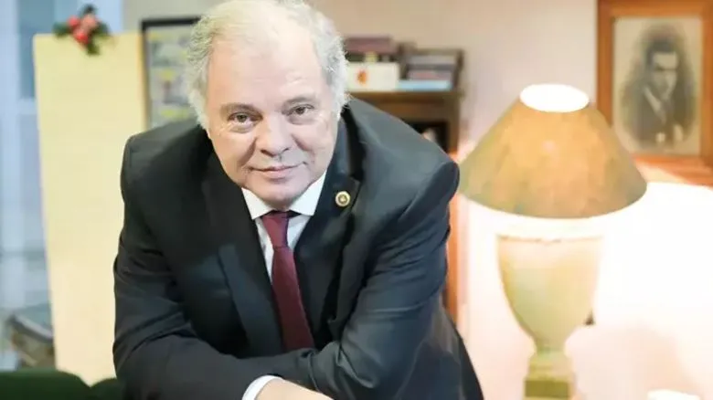 SİYASETİN PRENSİ SAHNELERE GERİ DÖNDÜ.. ESKİ DEVLET BAKANI YÜKSEL YALOVA 45 YIL SONRA YENİDEN TİYATRODA