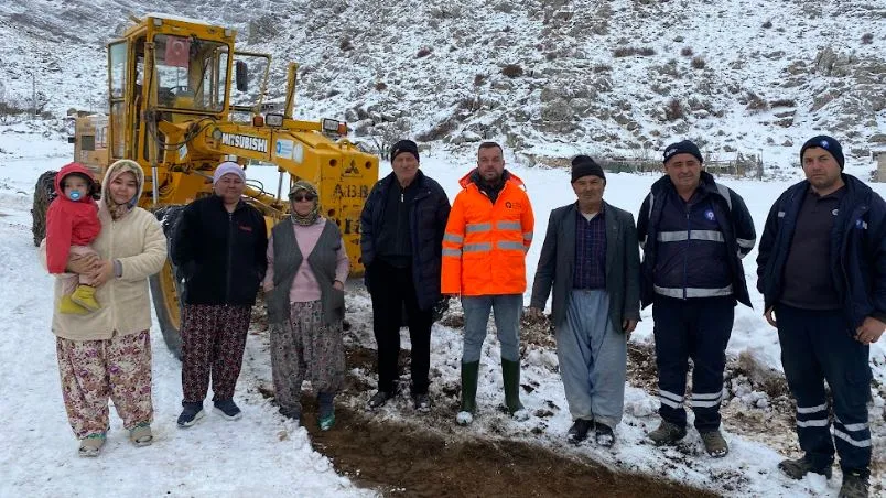 BÜYÜKŞEHİR EKİPLERİ AKSEKİ’DE KARDA MAHSUR KALAN 3 AİLEYİ KURTARDI