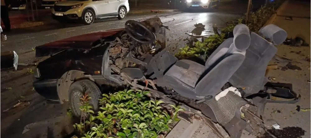 ALKOLLÜ VE EHLİYETSİZ SÜRÜCÜ.. DİREĞE ÇARPTI OTOMOBİL İKİYE BÖLÜNDÜ 