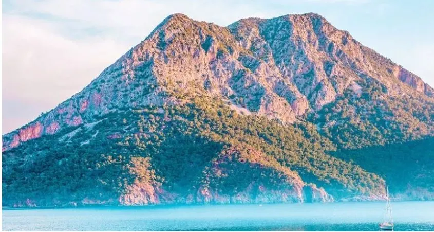 ANTALYA’DA TANRILAR DAĞI’NIN GİZEMİ.. MİSTİK HAVASI İLE ADETA BÜYÜLÜYOR