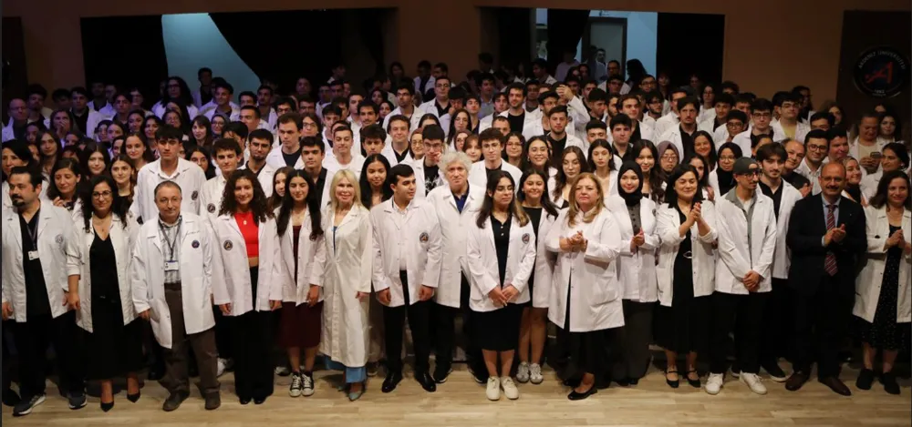 AKDENİZ ÜNİVERSİTESİ’NDE GENÇ HEKİM ADAYLARI BEYAZ ÖNLÜKLERİNİ GİYDİ
