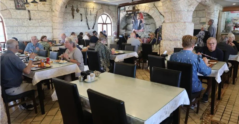 İNGİLİZ VE ALMAN TURİSTLER KALE
