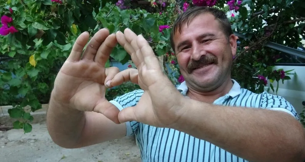 ANTALYA’DA UÇAĞA VALİZLERİ YÜKLERKEN SEMPATİK TAVIRLARIYLA MEŞHUR OLDU