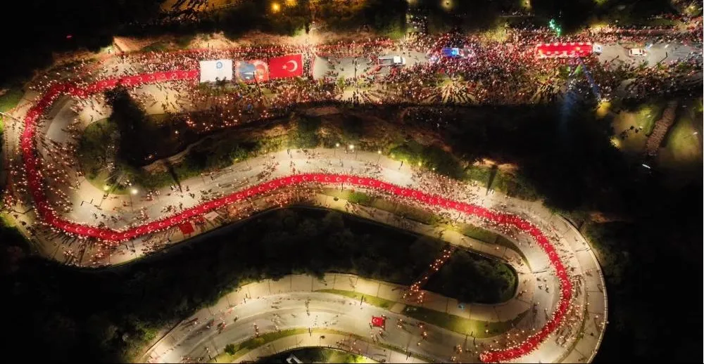 ANTALYA’DA FENER ALAYI.. 400 METRELİK DEV BAYRAKLA CUMHURİYET COŞKUSU