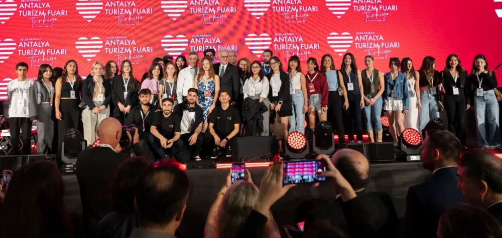 ANTALYA DEVLET TİYATROSU TURİZMİN KALBİNDE SANATLA BİR İLKE İMZA ATTI