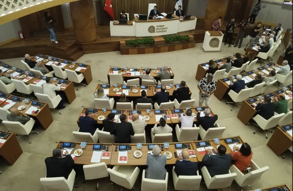 ANTALYA’DA BÜYÜKŞEHİR MECLİSİ’NİN BAŞKANI ÇELTİK’E ‘MECLİS’ YASAĞI MI GELDİ?