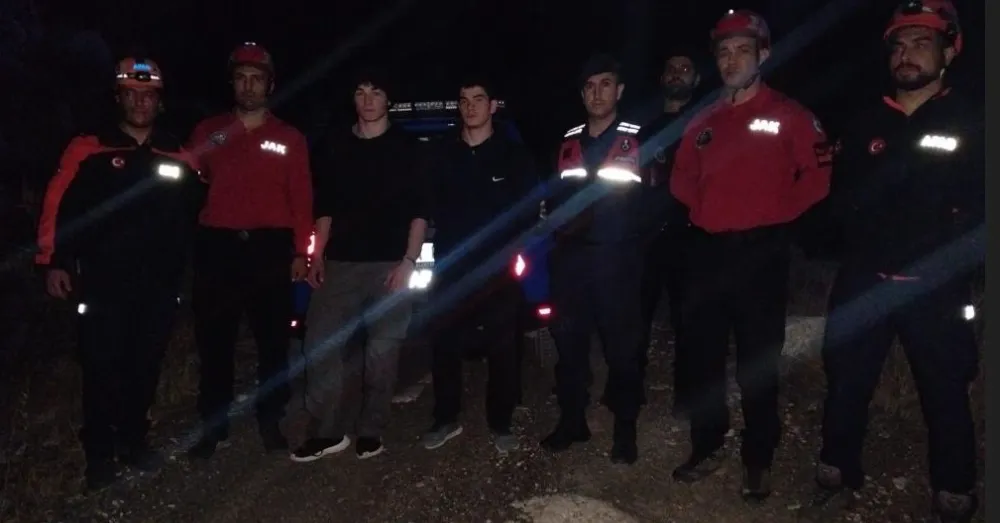 YÜRÜYÜŞE ÇIKTIKLARI DAĞDA MAHSUR KALDILAR YARDIMLARINA JAK VE AFAD YETİŞTİ