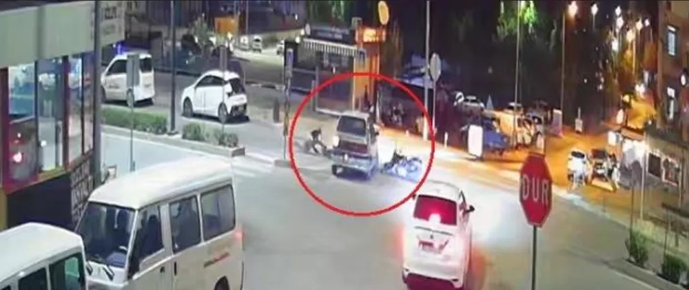 MOTOSİKLET SÜRÜCÜSÜ ÇARPTIĞI ARACIN ÜSTÜNDEN TAKLA ATARAK UÇTU