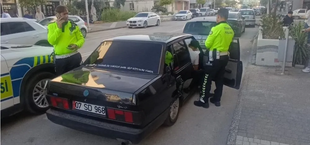 MANAVGAT’TA YÜKSEK SESLİ MÜZİK HEM ARACINDAN HEM DE EHLİYETTEN ETTİ