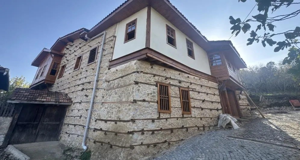 ANTALYA İBRADI’DA ATA MİRASI TARİHİ DÜĞMELİ EVLER RESTORE EDİLİYOR