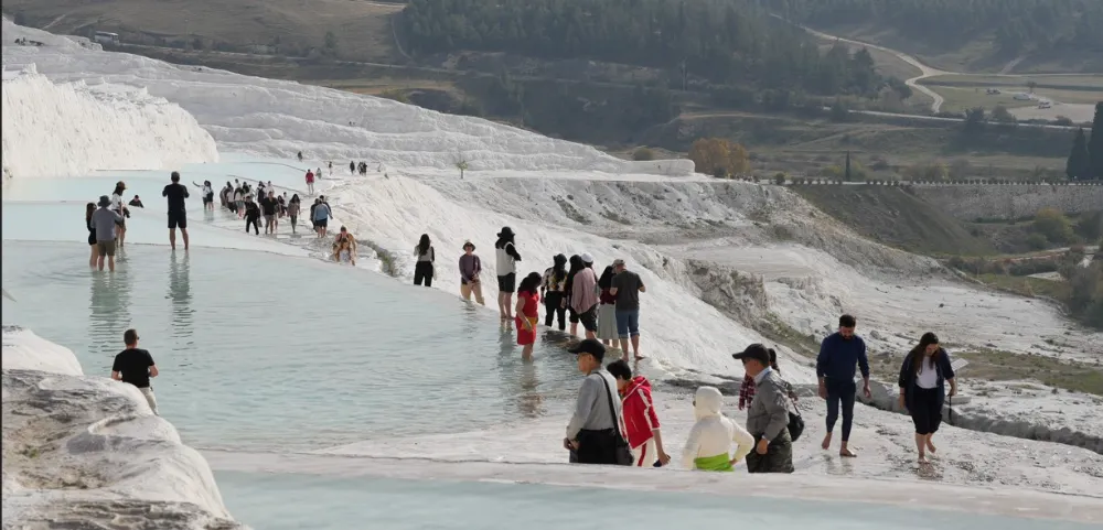 BEYAZ CENNET PAMUKKALE.. UZAK DOĞU’DAN GELEN TURİSTLERİN YOĞUN İLGİSİNİ ÇEKİYOR