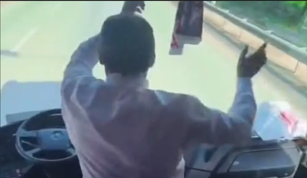 ANTALYASPOR TARAFTARLARINI TAŞIYAN OTOBÜS ŞOFÖRÜNE TEPKİ VAR