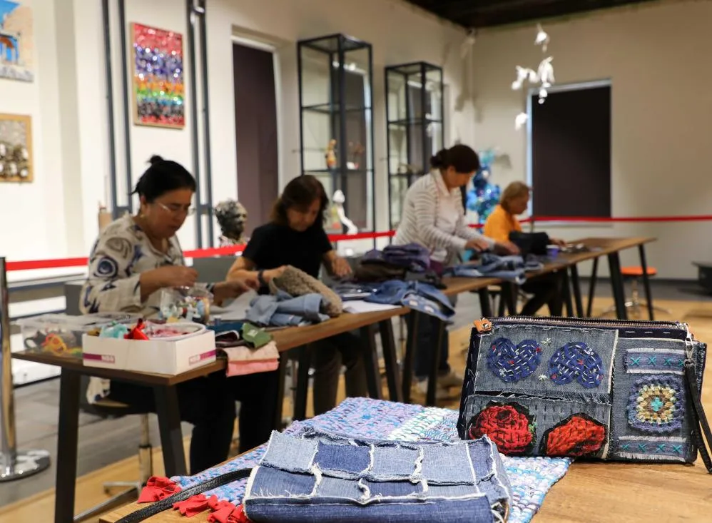 ANTALYA BÜYÜKŞEHİR ESKİ KIYAFETLERİ VE TEKSTİL ATIKLARI DÖNÜŞTÜRÜYOR