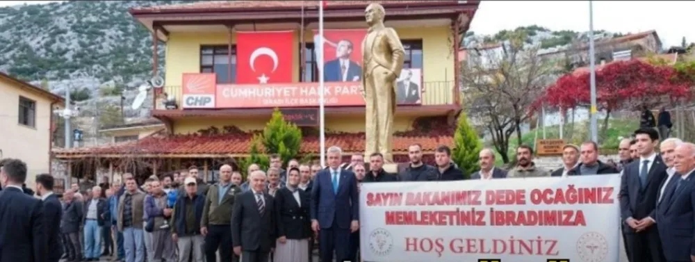 SAĞLIK BAKANI KEMAL MEMİŞOĞLU ANTALYA’DA CHP ÖNÜNDE KARŞILANDI