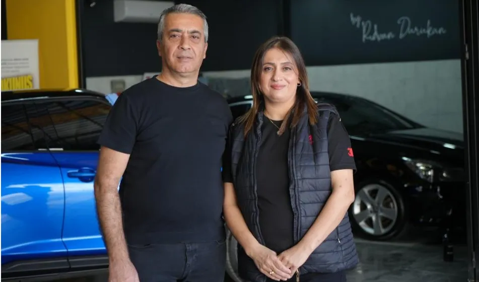 EŞİNİN YANINDA ÇIRAK OLARAK BAŞLADI.. MÜŞTERİLERİN VAZGEÇİLMEZ 