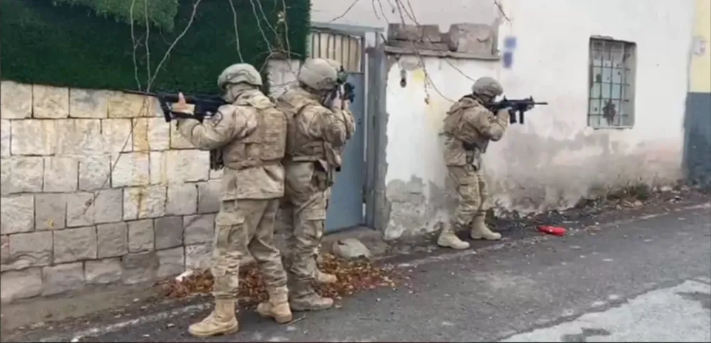 JANDARMA ANTALYA DAHİL 22 İLDE 92 DEAŞ ŞÜPHELİSİNİ YAKALADI