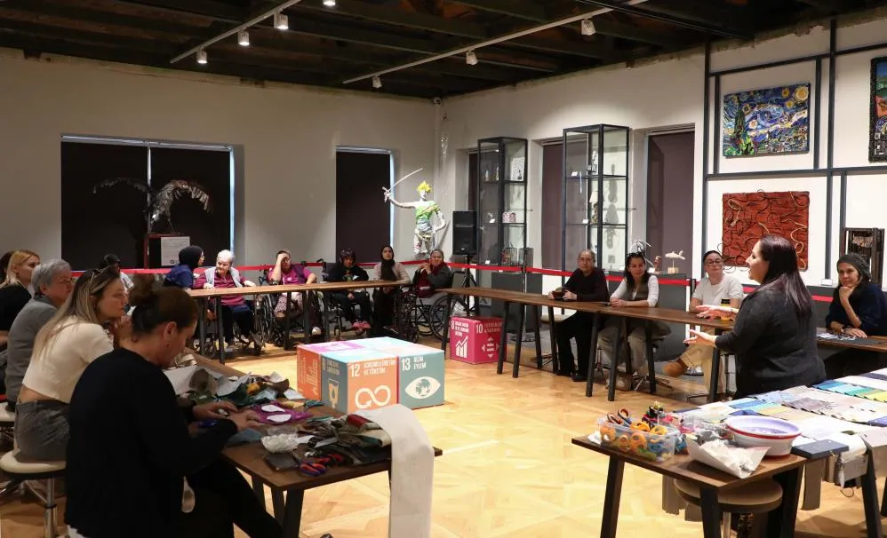 ATIK KUMAŞLAR KADINLARIN EMEĞİYLE YILBAŞI MASKOTLARINA DÖNÜŞTÜ