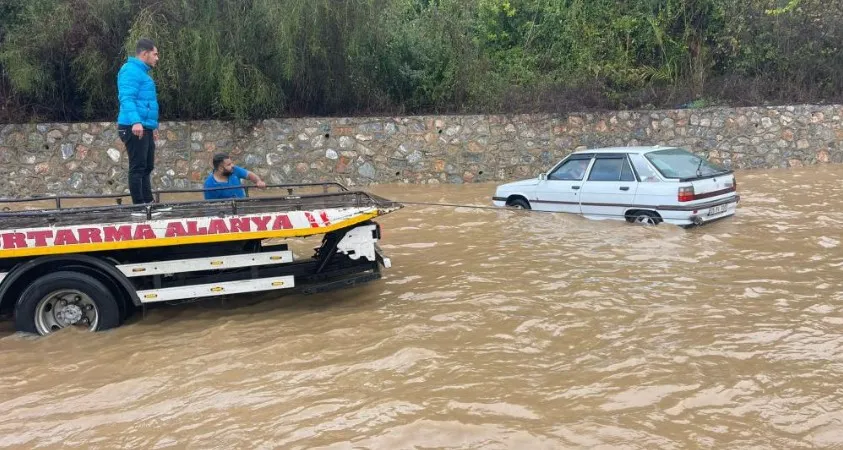 ALANYA-ANTALYA KARAYOLUNDA SAĞANAK NEDENİYLE ARAÇLAR MAHSUR KALDI