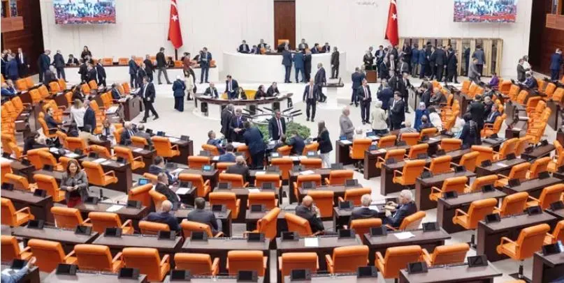 TBMM’DE KABUL EDİLDİ.. 35 YAŞINI GEÇEN MEMUR OLAMAYACAK