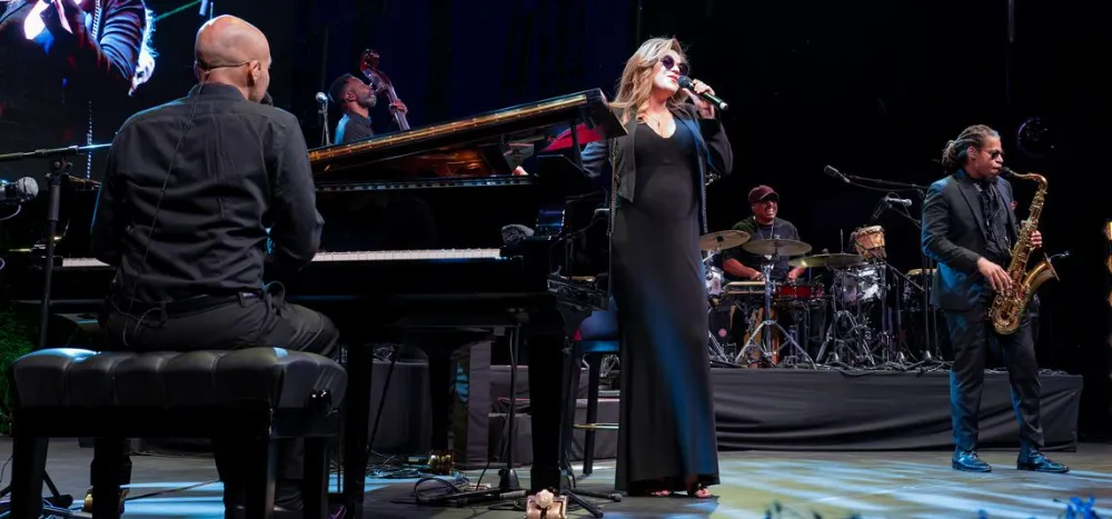 AKRA CAZ’DA MELODY GARDOT ANTALYALI MÜZİKSEVERLERLE BULUŞTU