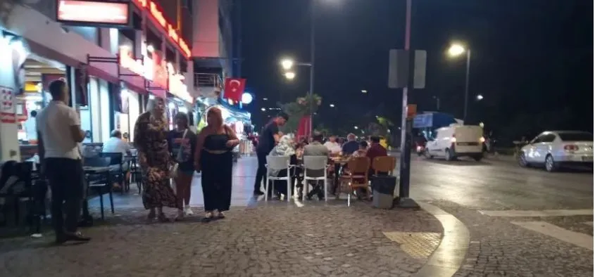 KONYAALTI’NDA KALDIRIMLAR İŞGAL ALTINDA.. DENETİM YOK VATANDAŞ ŞİKAYETÇİ