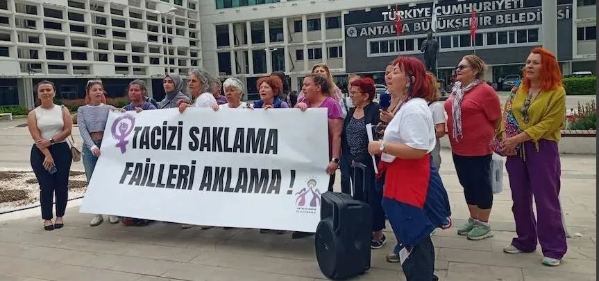 KADINLARDAN ANTALYA BÜYÜKŞEHİR BELEDİYESİ ÖNÜNDE ‘TACİZ’ İSYANI