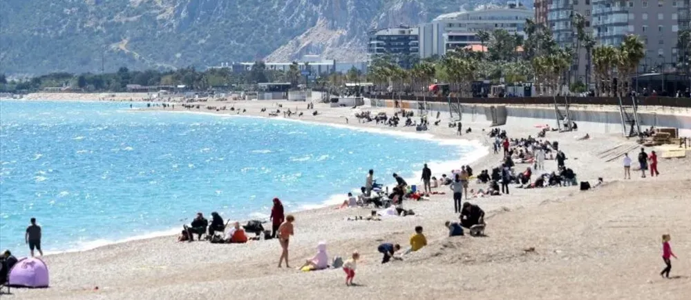 ANTALYA’DA DENİZ SUYU SICAKLIĞI DÜN 22 DERECE OLARAK ÖLÇÜLDÜ