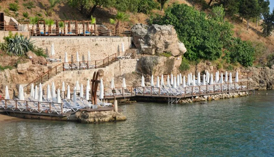 ANTALYA’NIN MERMERLİ PLAJI TADİLAT NEDENİYLE KAPATILDI