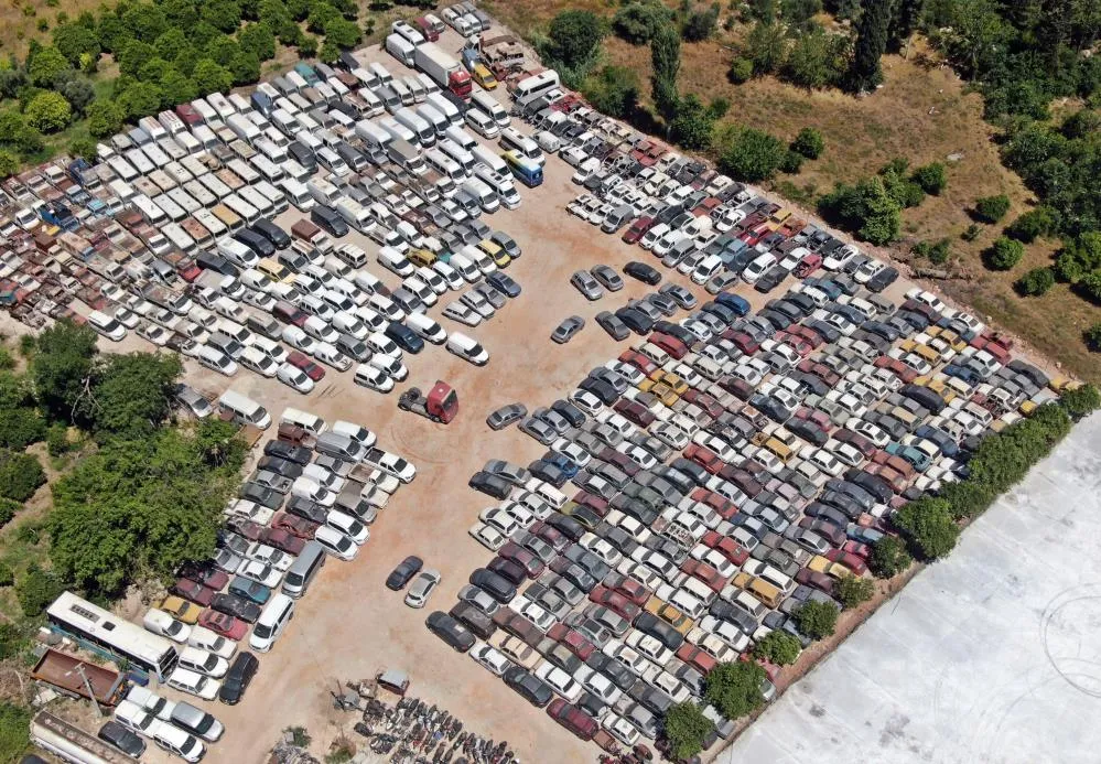 ANTALYA’DA BAZI KİŞİLER HACİZLİ ARAÇTA ‘ŞÜPHELİ ARAÇ