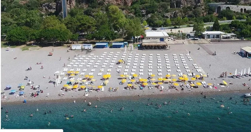 ANTALYA BÜYÜKŞEHİR’İN VARYANTTAKİ ‘DENİZE SIFIR’ PLAJI TEPKİ ÇEKTİ