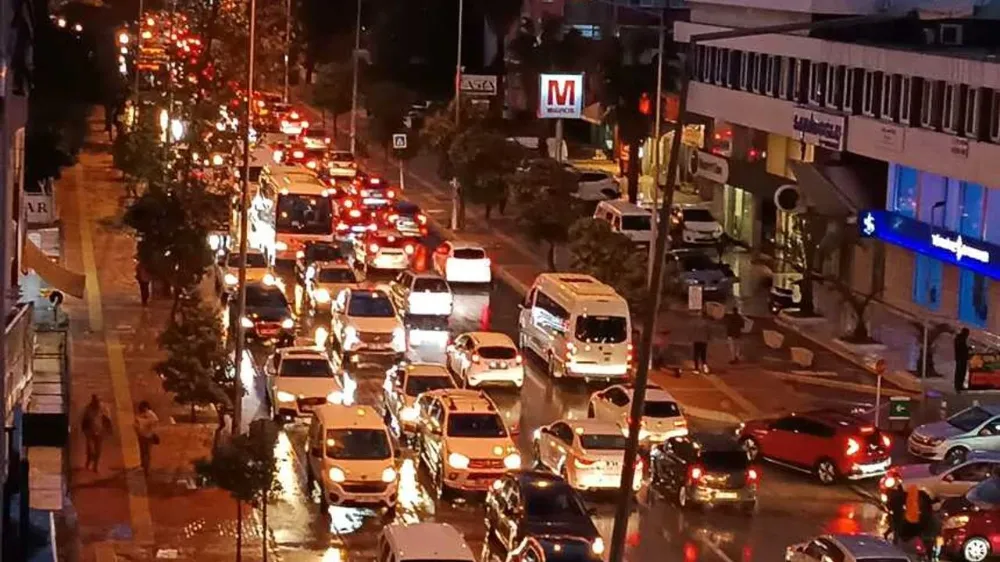 ANTALYA’DA ARAÇ SAYISI ARTIYOR.. ‘YOL VE OTOPARK ÜRETİMİ OLMAZSA YANDIK’