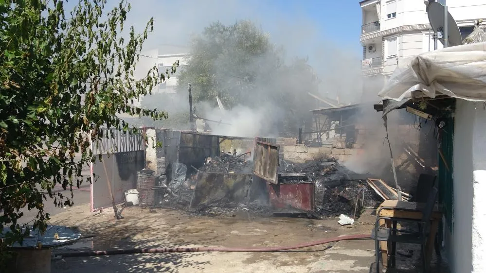 ANTALYA’DA HURDA MALZEMELERDEN ÇIKAN YANGIN 2 GECEKONDUYU KÜL ETTİ