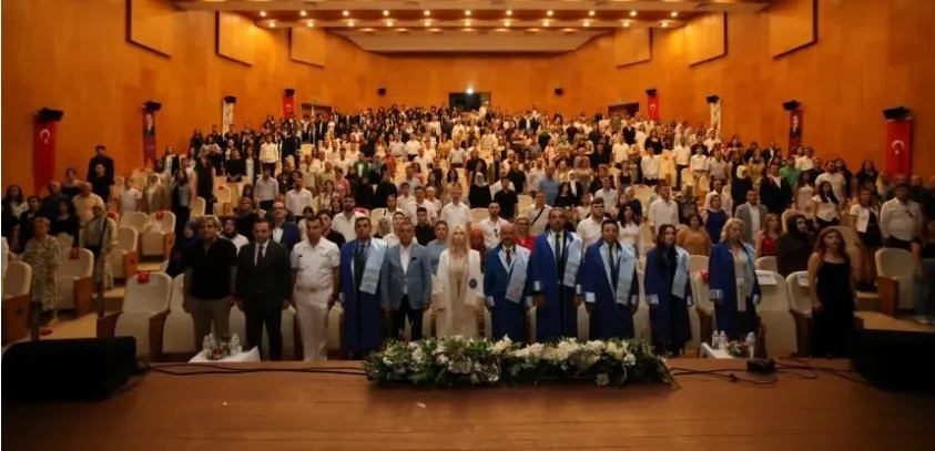 MEZUNİYET TÖRENİ POLEMİĞİ.. ‘ÖZGÜR ÖZEL HEM YALAN SÖYLEDİ HEM HAKARET ETTİ’