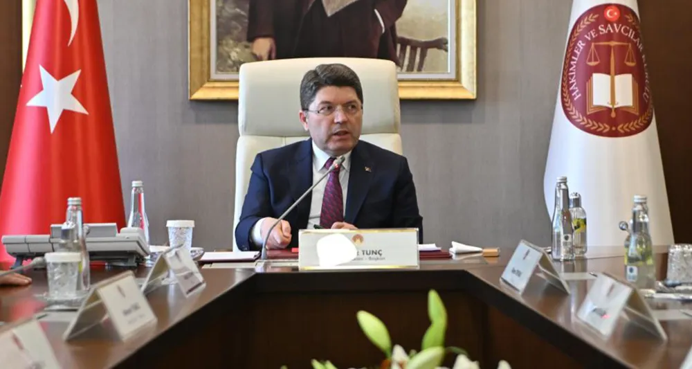 İZMİR’DE ORMANA BENZİN DÖKEREK YANGIN ÇIKARTAN ŞAHIS GÖZALTINA ALINDI