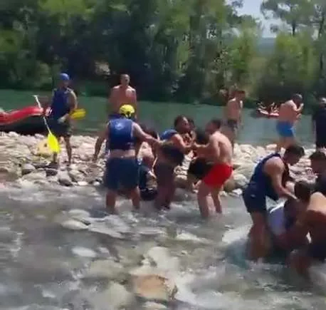 KÖPRÜLÜ KANYON’DA CAN YELEĞİ GİYME TARTIŞMASI KÜREKLİ KAVGAYA DÖNÜŞTÜ