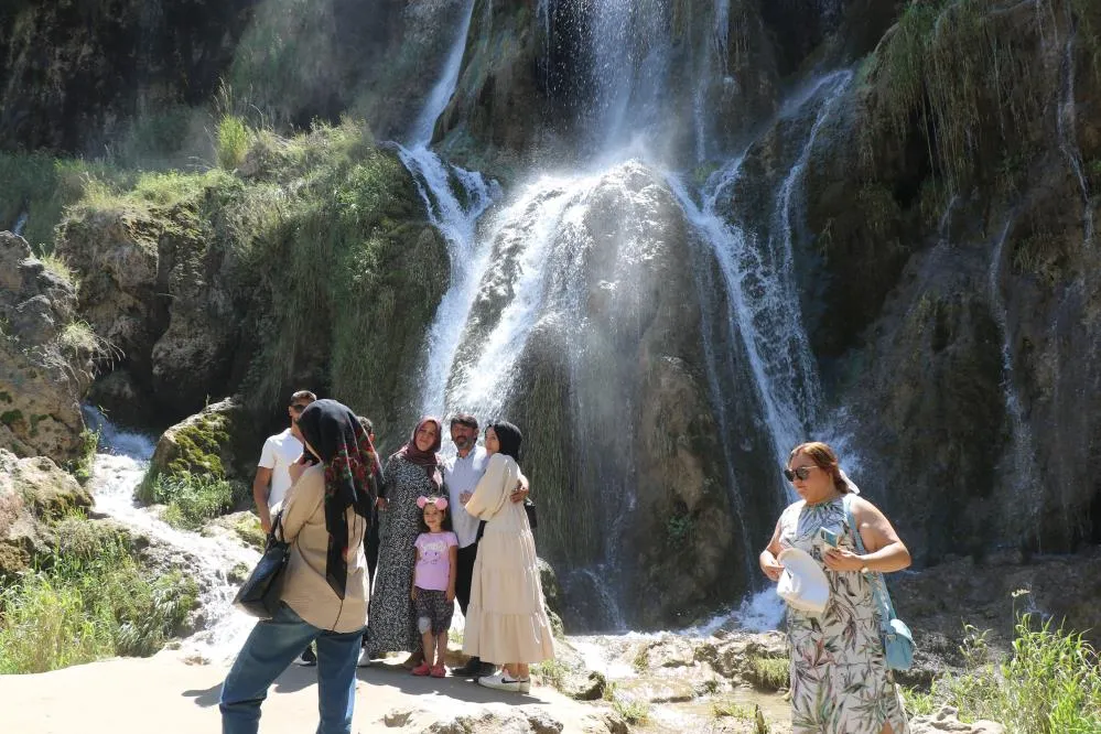 ANTALYA’DAN DA GİDEN VAR.. SERİNLEMEK İSTEYENLER GİRLEVİK ŞELALESİ
