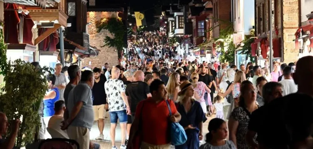 TURİZMDE UÇUYORUZ ANTALYA ZİRVEDE.. İKİNCİ ÇEYREKTE 62.9 MİLYAR DOLAR GELİR