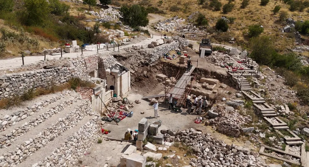 BURDUR AĞLASUN’DAKİ ‘SAGALASSOS ODEONU’ GÜN YÜZÜNE ÇIKARILIYOR