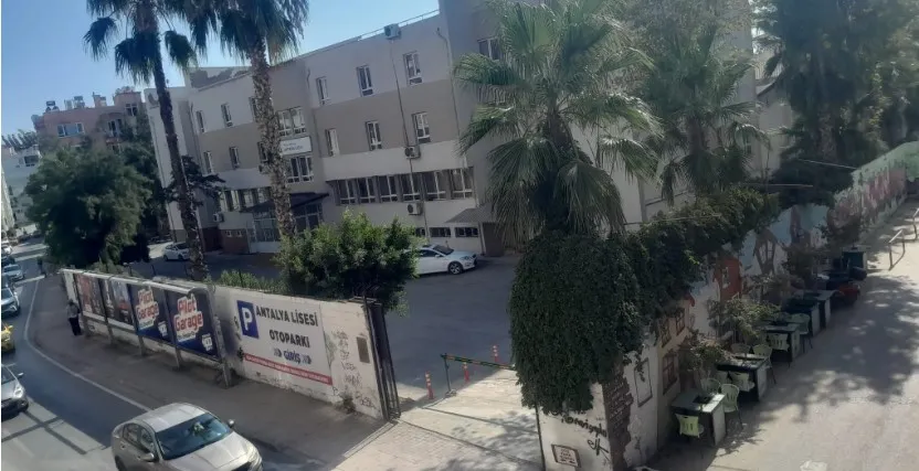 ANTALYA LİSESİ’NİN BAHÇESİ OKULLAR AÇILINCAYA KADAR ‘OTOPARK’ OLACAK