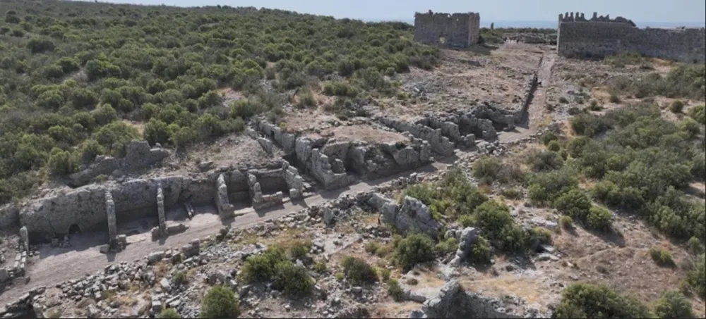 SİLLYON’DA BİRÇOK DÖNEMİN İZLERİNİ TAŞIYAN ANA CADDE ORTAYA ÇIKARILDI