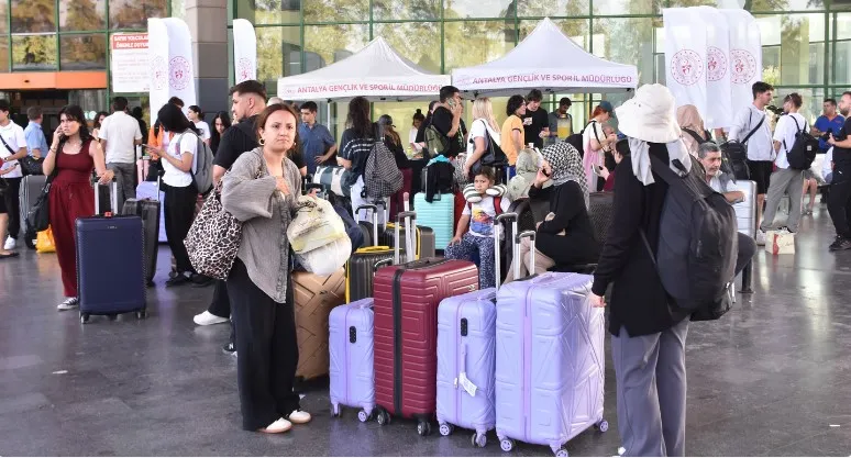 ANTALYA OTOGAR VE HAVAALANINDA ÖĞRENCİ HAREKETLİLİĞİ YOĞUNLAŞTI