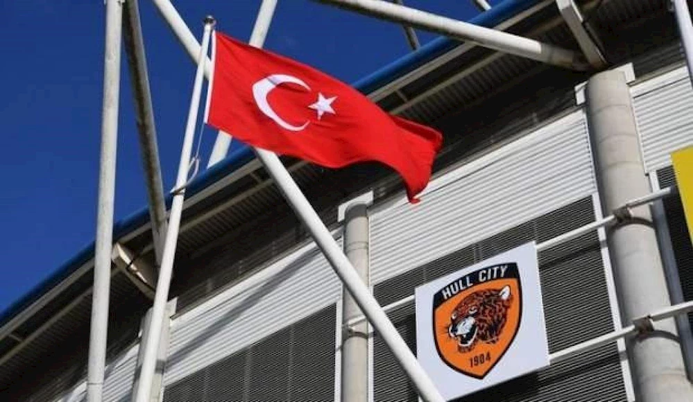 ACUN ILICALI HULL CİTY STADINA TÜRK BAYRAĞI ÇEKTİ