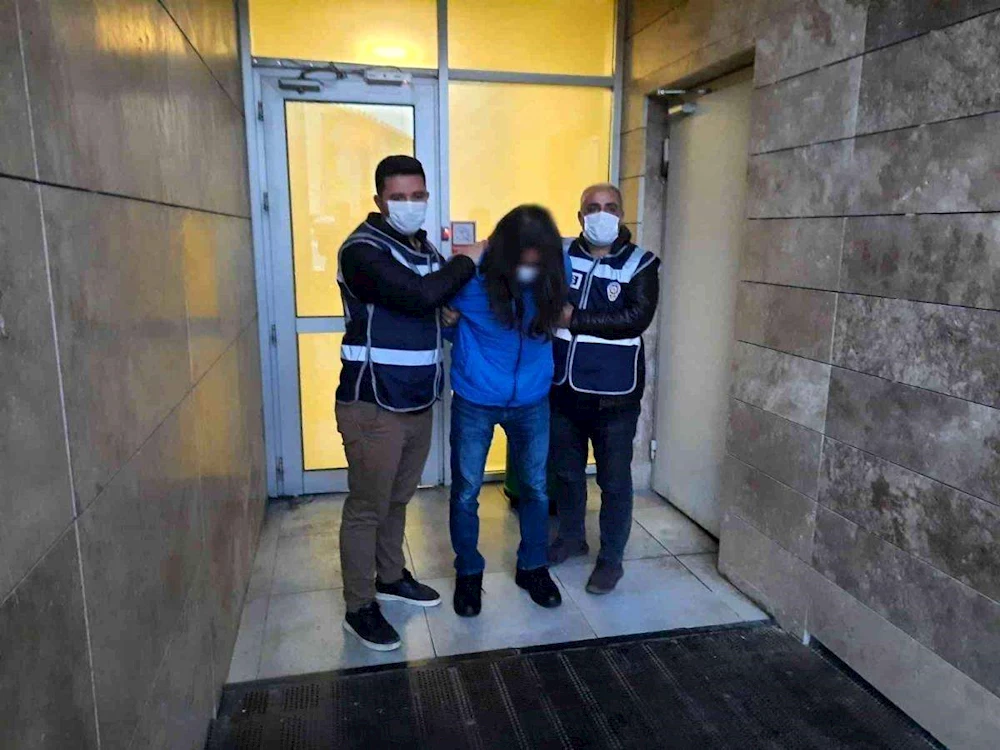 ANTALYA’DA PERUKLU DOLANDIRICI TUTUKLANDI