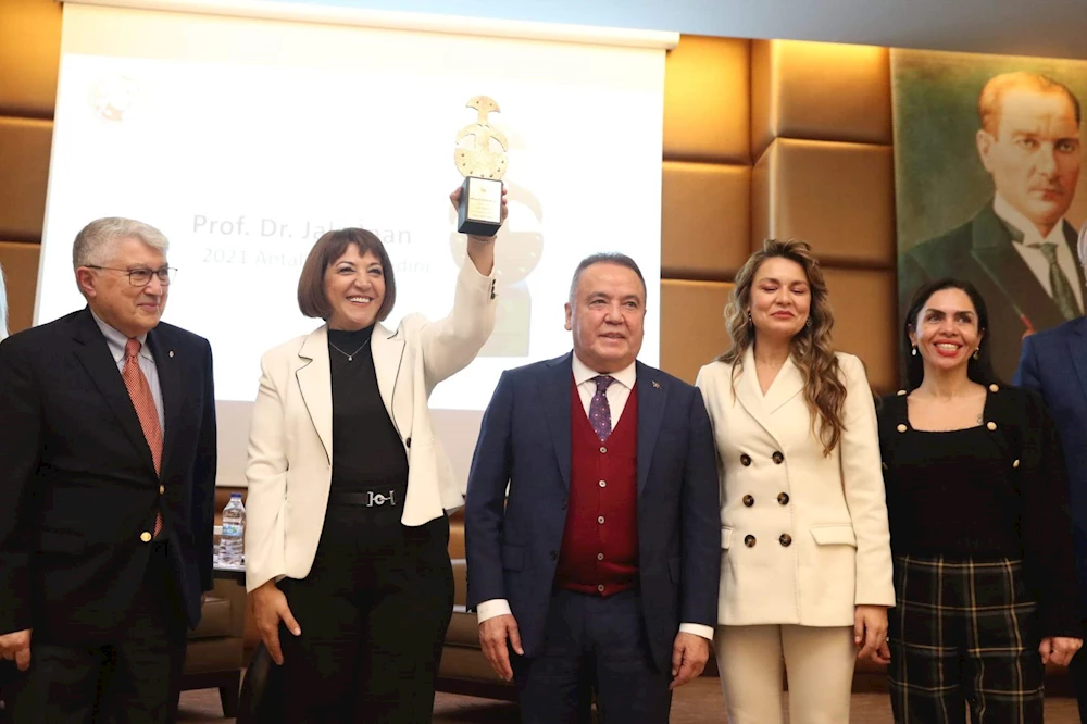 ANTALYA’DA YILIN KADINI ÖDÜLÜ HEMŞİRE UMUT ARAZ’A