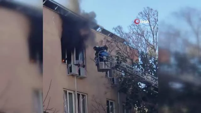 OTEL LOJMANINDA ALEVLERDEN KAÇIP KURTARILMAYI BEKLEDİLER