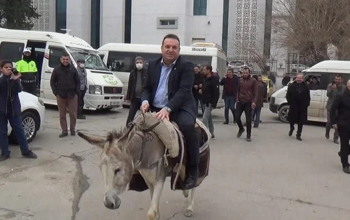 EŞEKLİ PROTESTO GELECEK PARTİLİ BAŞKANIN DÜŞMESİYLE SON BULDU