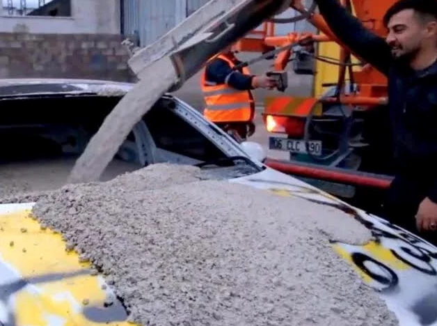 700 BİN LİRALIK ARACA BETON DÖKTÜLER.. BÖYLE ŞAKA MI OLUR?