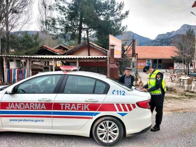 HATALI SOLLAMA YAPAN ARAÇ JANDARMA’YA YAKALANDI