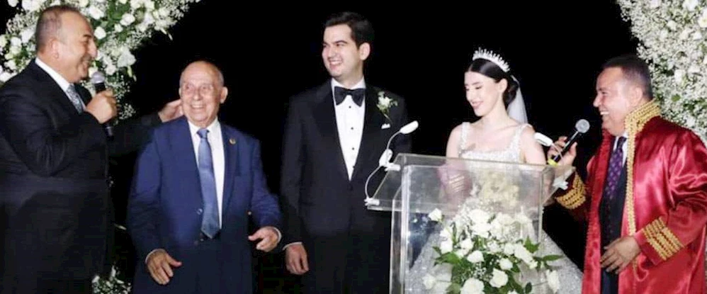 ANTALYALI DANIŞMAN ‘ALTIN VARAKLI’ ÇİKOLATALI DÜĞÜN YAPTI