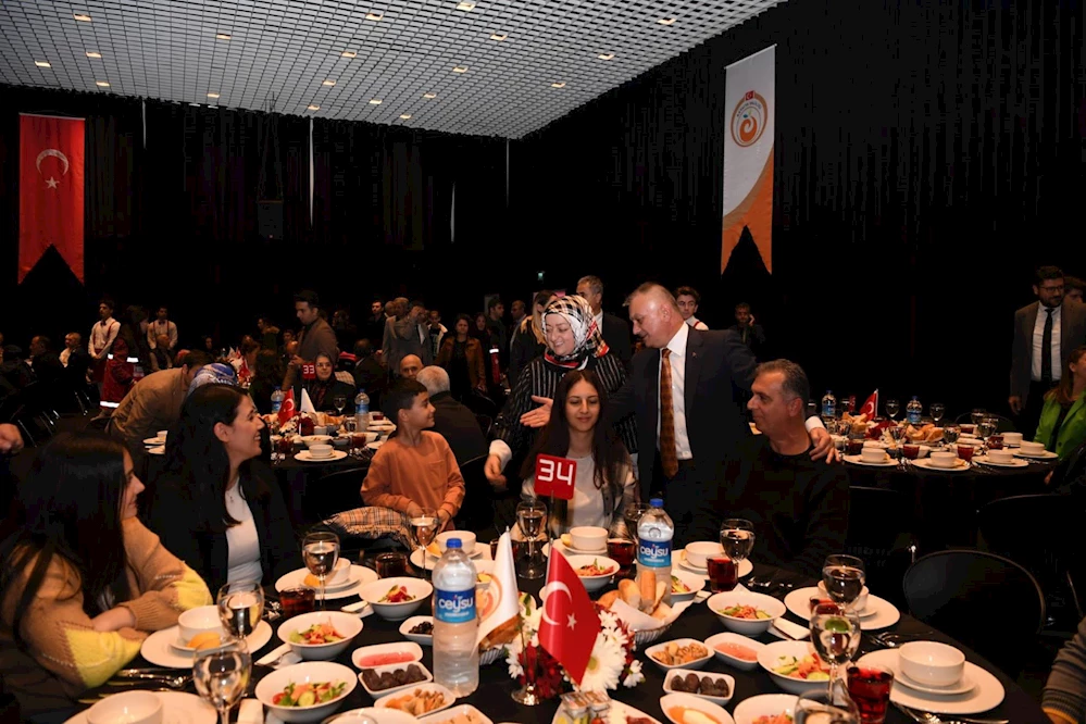 ‘HER ZAMAN HİZMETKÂRINIZIM’